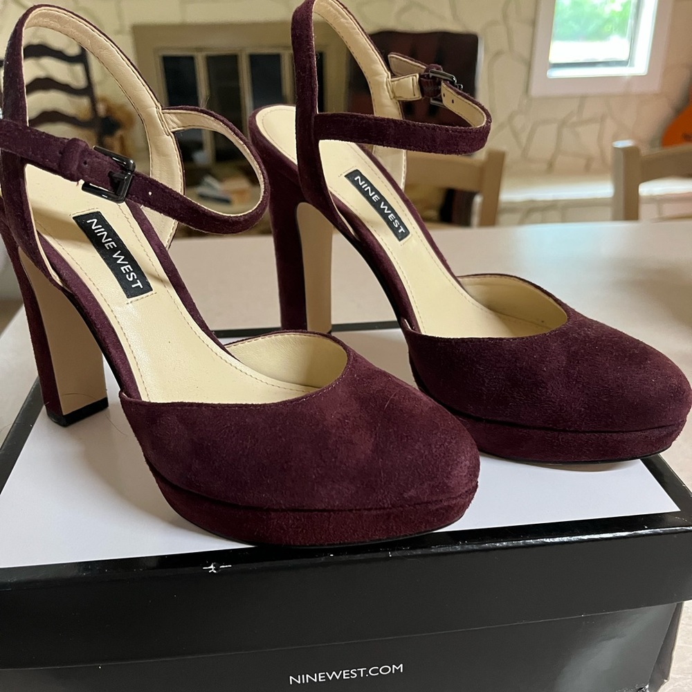 Nine West women size 6, Suede open back straps 4.5”heels, burgundy, used twice.
